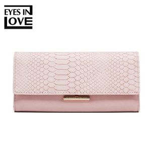 lady purse with crocodile color pink